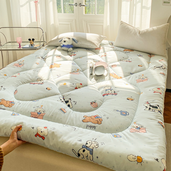 91家纺网 家纺一手货源 找家纺 缦卡琳家纺 2025新款水洗棉纤维羽丝棉床垫 萌宠乐园