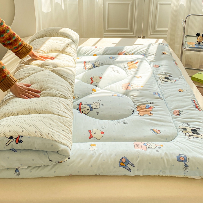 91家纺网 家纺一手货源 找家纺 缦卡琳家纺 2025新款水洗棉纤维羽丝棉床垫 萌宠乐园