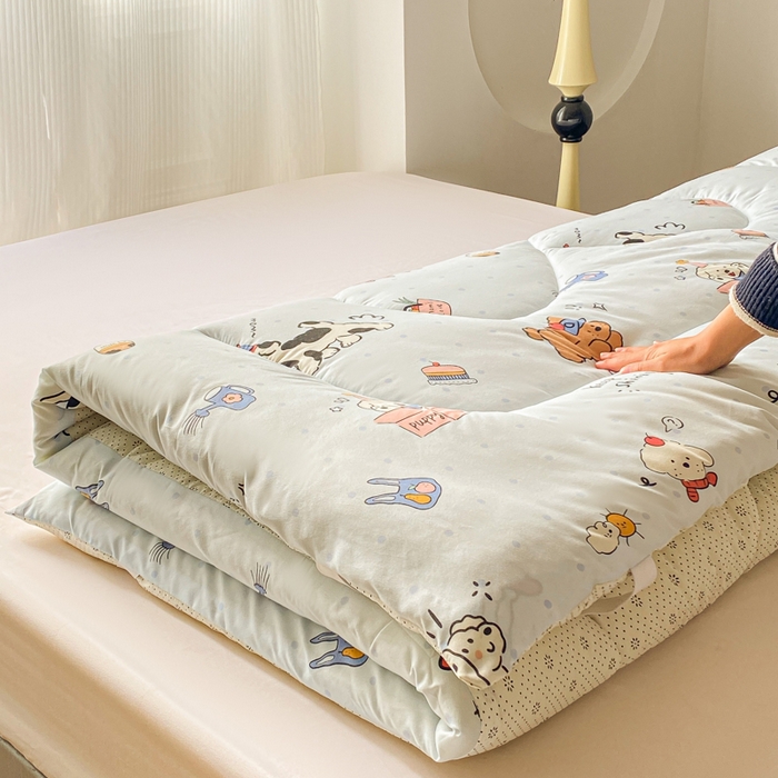 91家纺网 家纺一手货源 找家纺 缦卡琳家纺 2025新款水洗棉纤维羽丝棉床垫 萌宠乐园