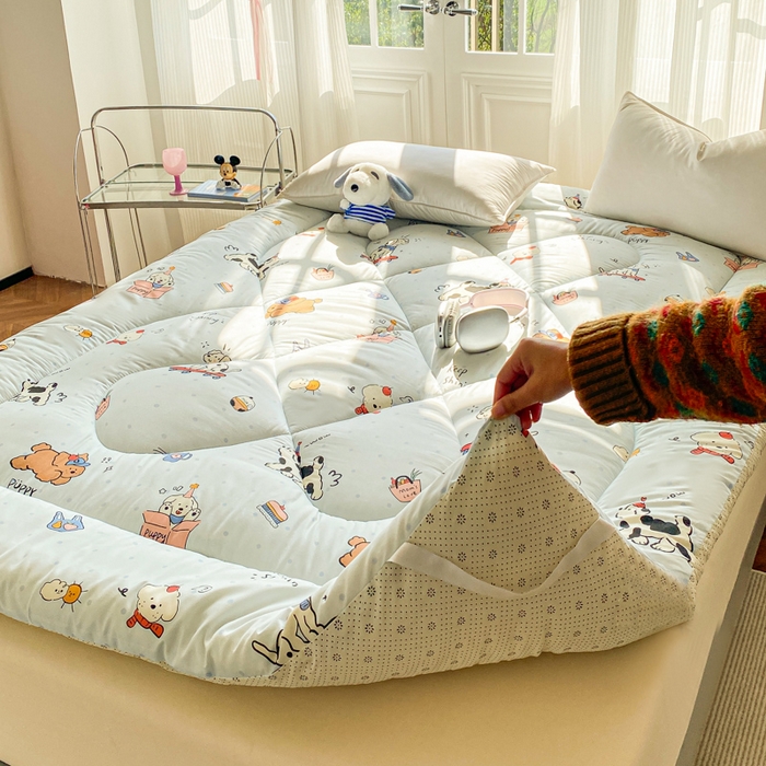 91家纺网 家纺一手货源 找家纺 缦卡琳家纺 2025新款水洗棉纤维羽丝棉床垫 萌宠乐园