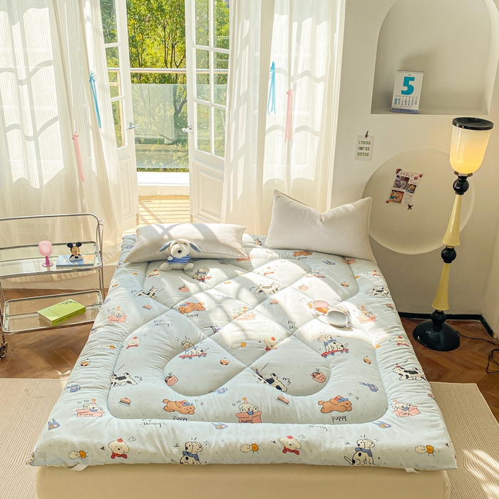 91家纺网 家纺一手货源 找家纺 缦卡琳家纺 2025新款水洗棉纤维羽丝棉床垫 萌宠乐园