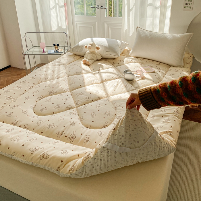 91家纺网 家纺一手货源 找家纺 缦卡琳家纺 2025新款水洗棉纤维羽丝棉床垫 小熊院长