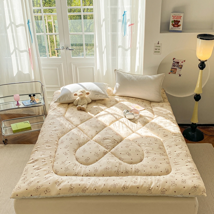 91家纺网 家纺一手货源 找家纺 缦卡琳家纺 2025新款水洗棉纤维羽丝棉床垫 小熊院长