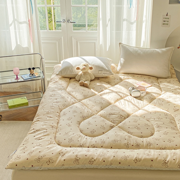 91家纺网 家纺一手货源 找家纺 缦卡琳家纺 2025新款水洗棉纤维羽丝棉床垫 小熊院长