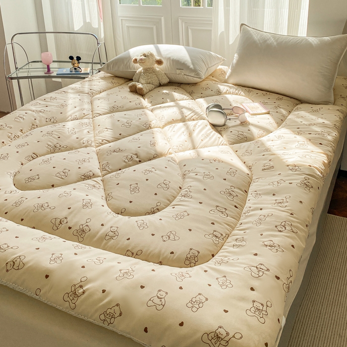 91家纺网 家纺一手货源 找家纺 缦卡琳家纺 2025新款水洗棉纤维羽丝棉床垫 小熊院长