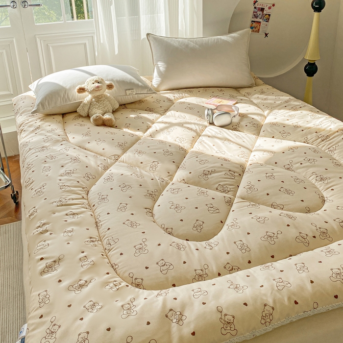 91家纺网 家纺一手货源 找家纺 缦卡琳家纺 2025新款水洗棉纤维羽丝棉床垫 小熊院长