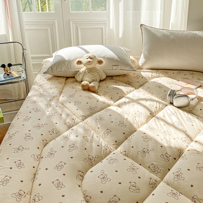 91家纺网 家纺一手货源 找家纺 缦卡琳家纺 2025新款水洗棉纤维羽丝棉床垫 小熊院长