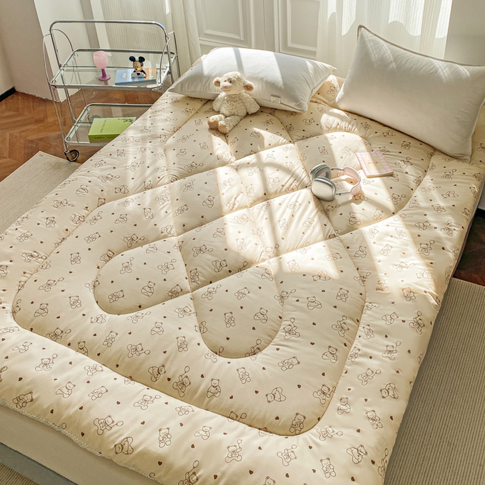 91家纺网 家纺一手货源 找家纺 缦卡琳家纺 2025新款水洗棉纤维羽丝棉床垫 小熊院长