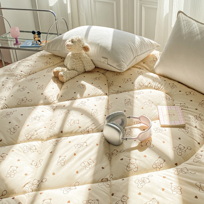 91家纺网 家纺一手货源 找家纺 缦卡琳家纺 2025新款水洗棉纤维羽丝棉床垫 小熊院长