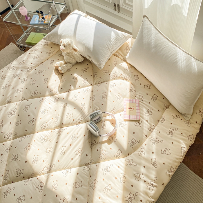 91家纺网 家纺一手货源 找家纺 缦卡琳家纺 2025新款水洗棉纤维羽丝棉床垫 小熊院长