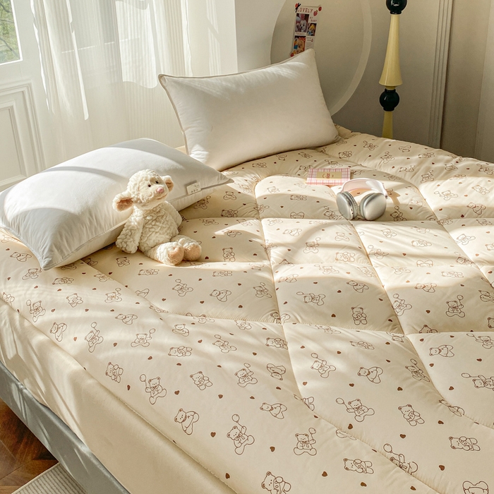 91家纺网 家纺一手货源 找家纺 缦卡琳家纺 2025新款水洗棉纤维羽丝棉床垫 小熊院长