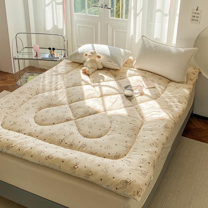 91家纺网 家纺一手货源 找家纺 缦卡琳家纺 2025新款水洗棉纤维羽丝棉床垫 小熊院长