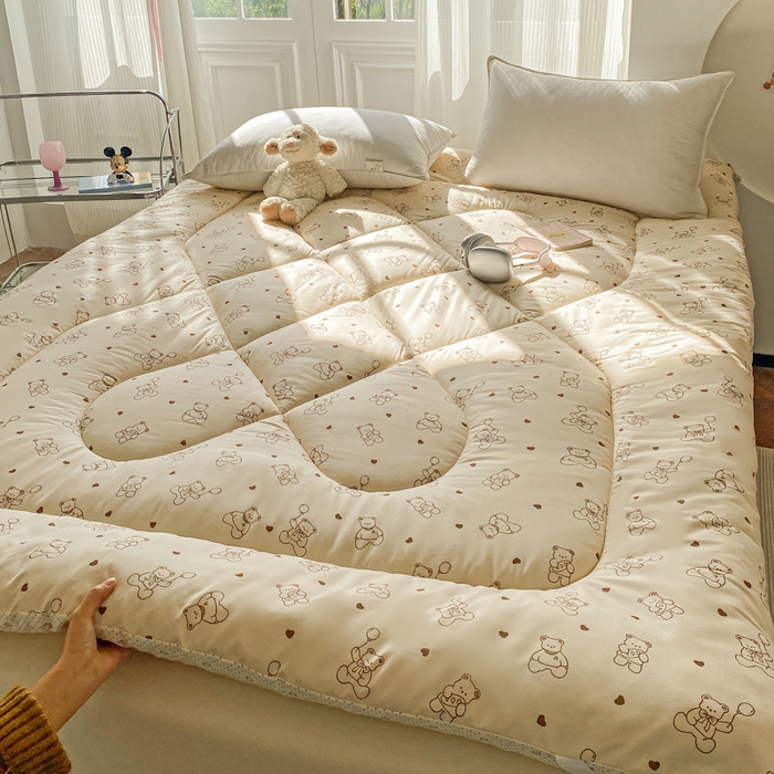 91家纺网 家纺一手货源 找家纺 缦卡琳家纺 2025新款水洗棉纤维羽丝棉床垫 小熊院长