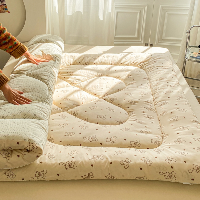 91家纺网 家纺一手货源 找家纺 缦卡琳家纺 2025新款水洗棉纤维羽丝棉床垫 小熊院长