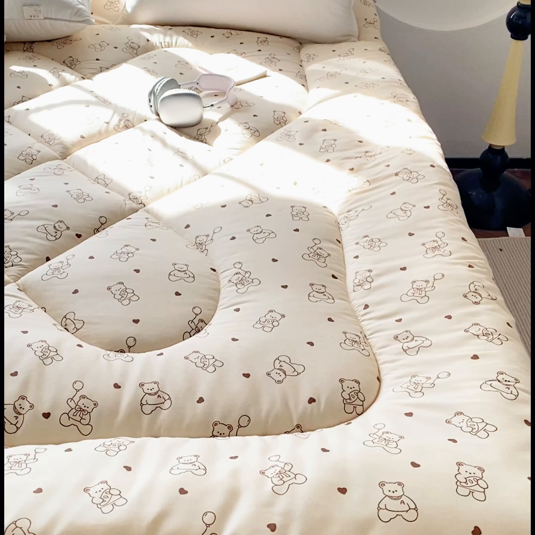 91家纺网 家纺一手货源 找家纺 缦卡琳家纺 2025新款水洗棉纤维羽丝棉床垫 小熊院长