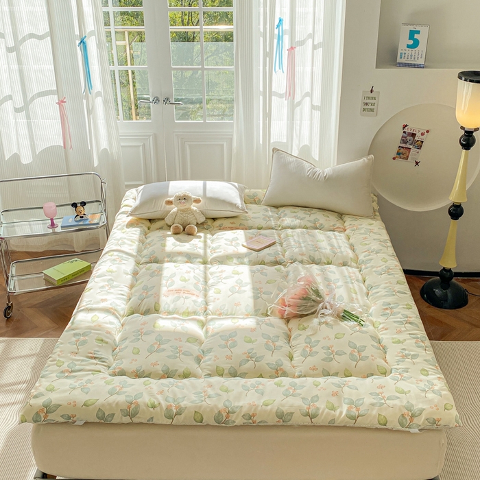 91家纺网 家纺一手货源 找家纺 缦卡琳家纺 2025新款水洗棉纤维羽丝棉床垫 叶叶情思