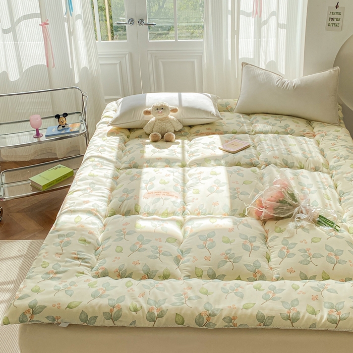 91家纺网 家纺一手货源 找家纺 缦卡琳家纺 2025新款水洗棉纤维羽丝棉床垫 叶叶情思