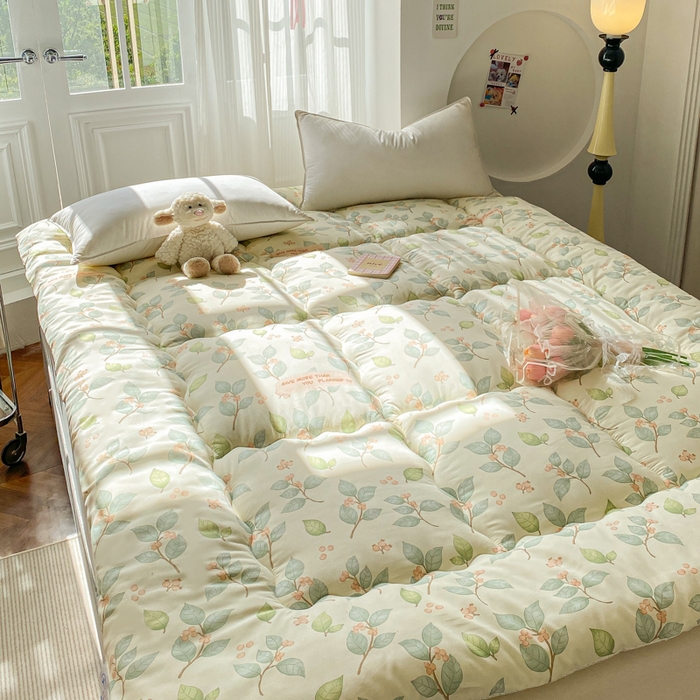 91家纺网 家纺一手货源 找家纺 缦卡琳家纺 2025新款水洗棉纤维羽丝棉床垫 叶叶情思