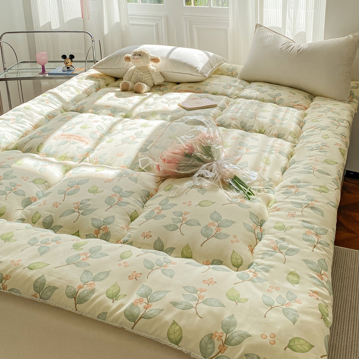 91家纺网 家纺一手货源 找家纺 缦卡琳家纺 2025新款水洗棉纤维羽丝棉床垫 叶叶情思