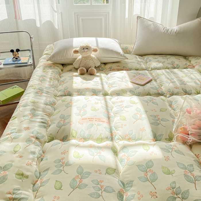 91家纺网 家纺一手货源 找家纺 缦卡琳家纺 2025新款水洗棉纤维羽丝棉床垫 叶叶情思