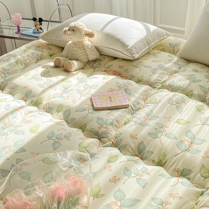 91家纺网 家纺一手货源 找家纺 缦卡琳家纺 2025新款水洗棉纤维羽丝棉床垫 叶叶情思