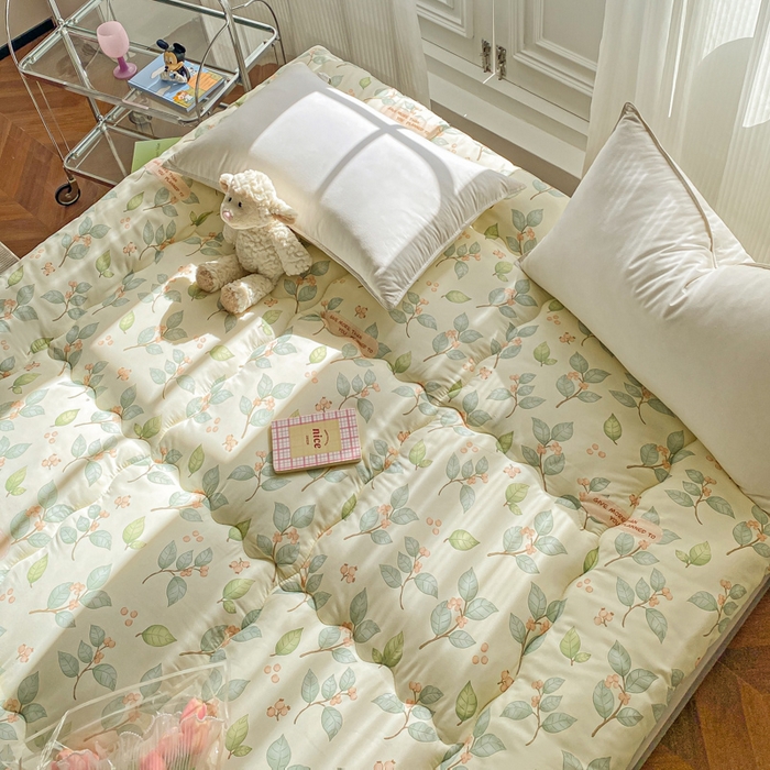 91家纺网 家纺一手货源 找家纺 缦卡琳家纺 2025新款水洗棉纤维羽丝棉床垫 叶叶情思