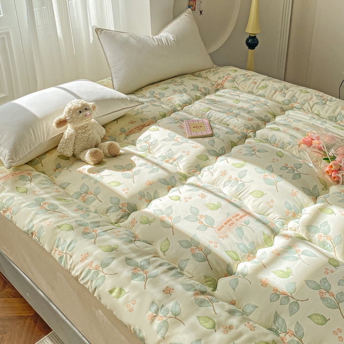 91家纺网 家纺一手货源 找家纺 缦卡琳家纺 2025新款水洗棉纤维羽丝棉床垫 叶叶情思