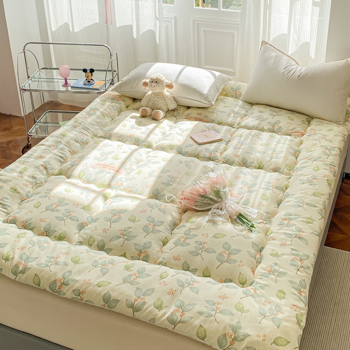 91家纺网 家纺一手货源 找家纺 缦卡琳家纺 2025新款水洗棉纤维羽丝棉床垫 叶叶情思