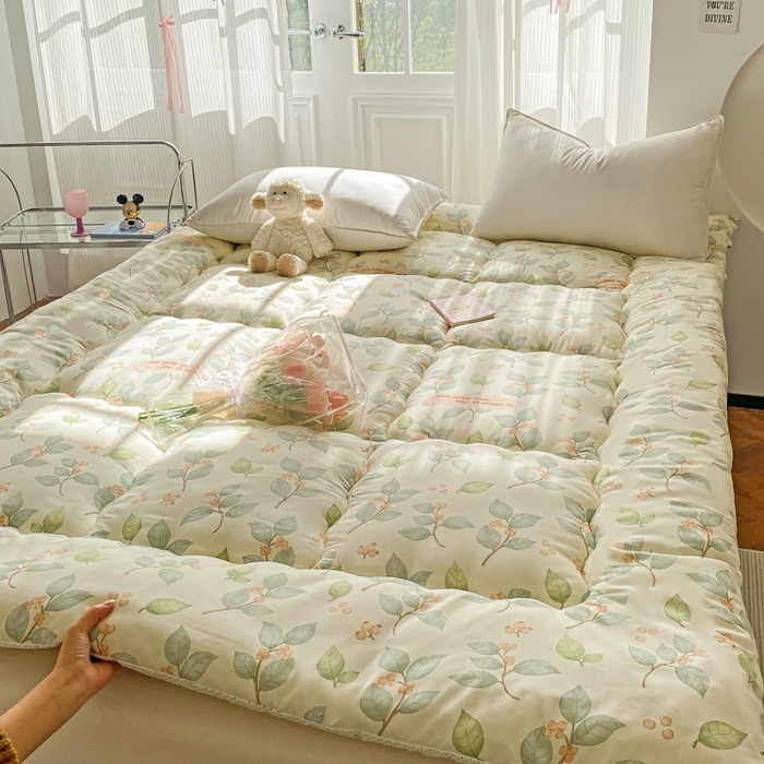 91家纺网 家纺一手货源 找家纺 缦卡琳家纺 2025新款水洗棉纤维羽丝棉床垫 叶叶情思