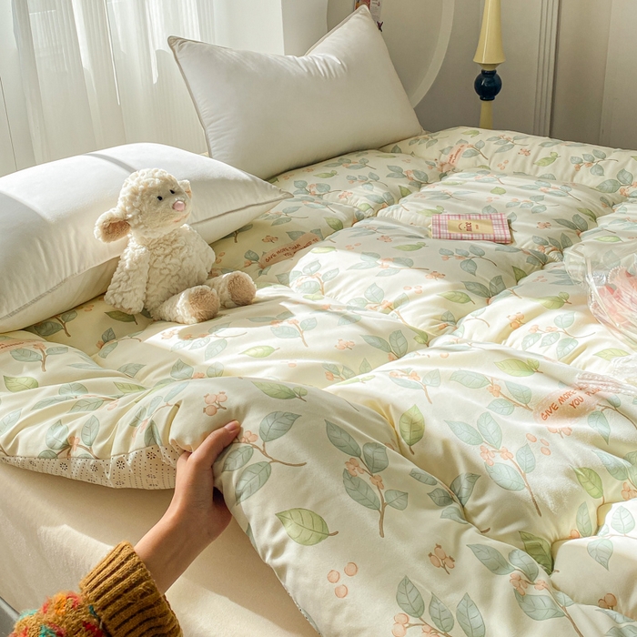 91家纺网 家纺一手货源 找家纺 缦卡琳家纺 2025新款水洗棉纤维羽丝棉床垫 叶叶情思