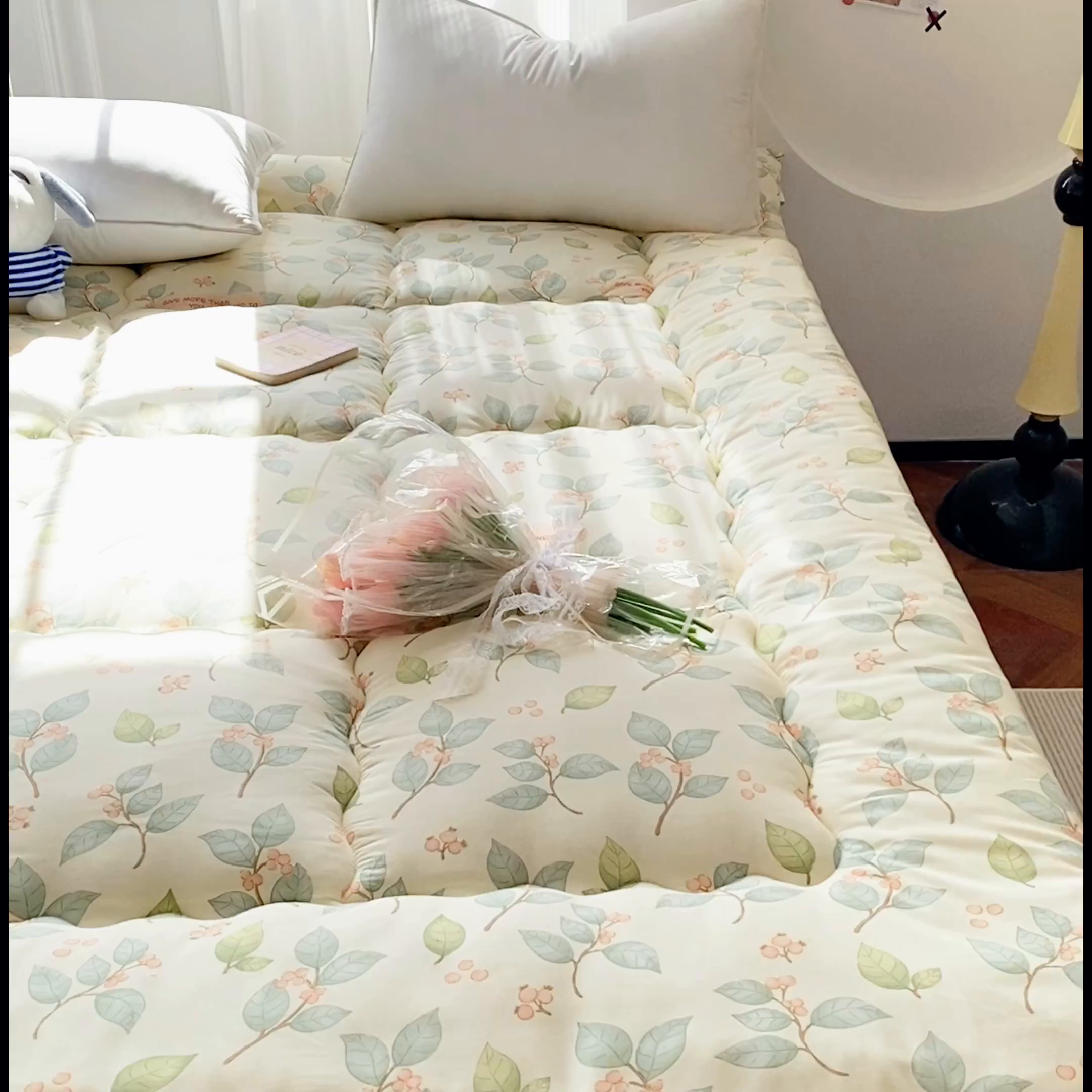 91家纺网 家纺一手货源 找家纺 缦卡琳家纺 2025新款水洗棉纤维羽丝棉床垫 叶叶情思