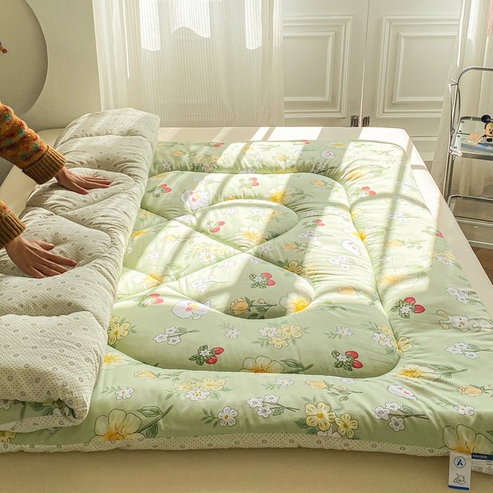 91家纺网 家纺一手货源 找家纺 缦卡琳家纺 2025新款水洗棉纤维羽丝棉床垫 樱桃之恋