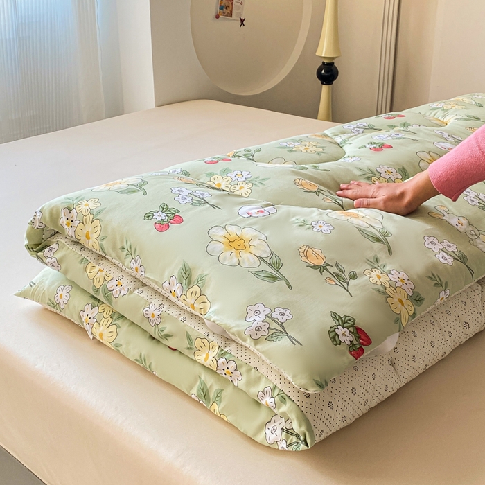 91家纺网 家纺一手货源 找家纺 缦卡琳家纺 2025新款水洗棉纤维羽丝棉床垫 樱桃之恋