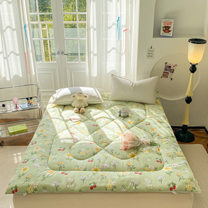 91家纺网 家纺一手货源 找家纺 缦卡琳家纺 2025新款水洗棉纤维羽丝棉床垫 樱桃之恋