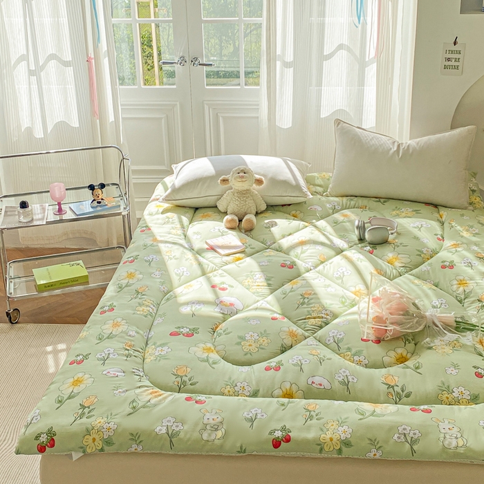 91家纺网 家纺一手货源 找家纺 缦卡琳家纺 2025新款水洗棉纤维羽丝棉床垫 樱桃之恋