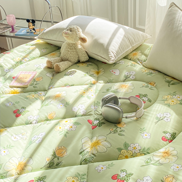 91家纺网 家纺一手货源 找家纺 缦卡琳家纺 2025新款水洗棉纤维羽丝棉床垫 樱桃之恋