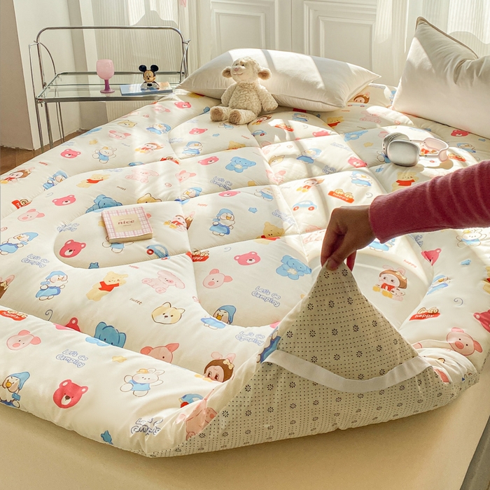 91家纺网 家纺一手货源 找家纺 缦卡琳家纺 2025新款水洗棉纤维羽丝棉床垫 游戏时间