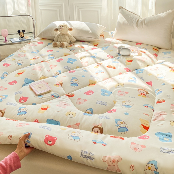 91家纺网 家纺一手货源 找家纺 缦卡琳家纺 2025新款水洗棉纤维羽丝棉床垫 游戏时间