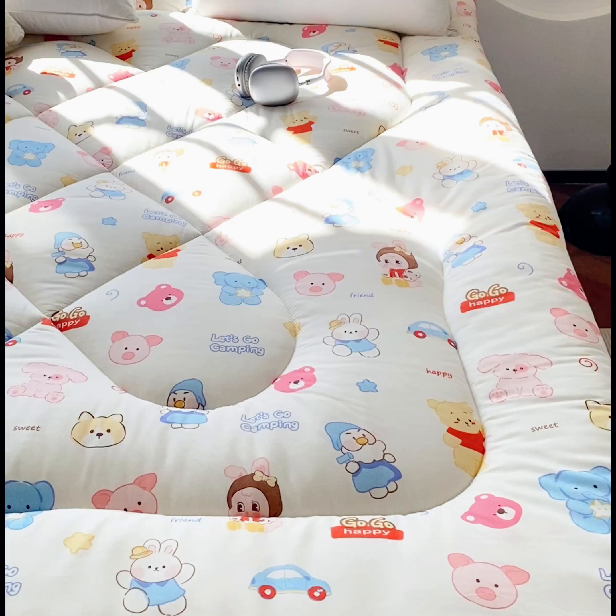 91家纺网 家纺一手货源 找家纺 缦卡琳家纺 2025新款水洗棉纤维羽丝棉床垫 游戏时间