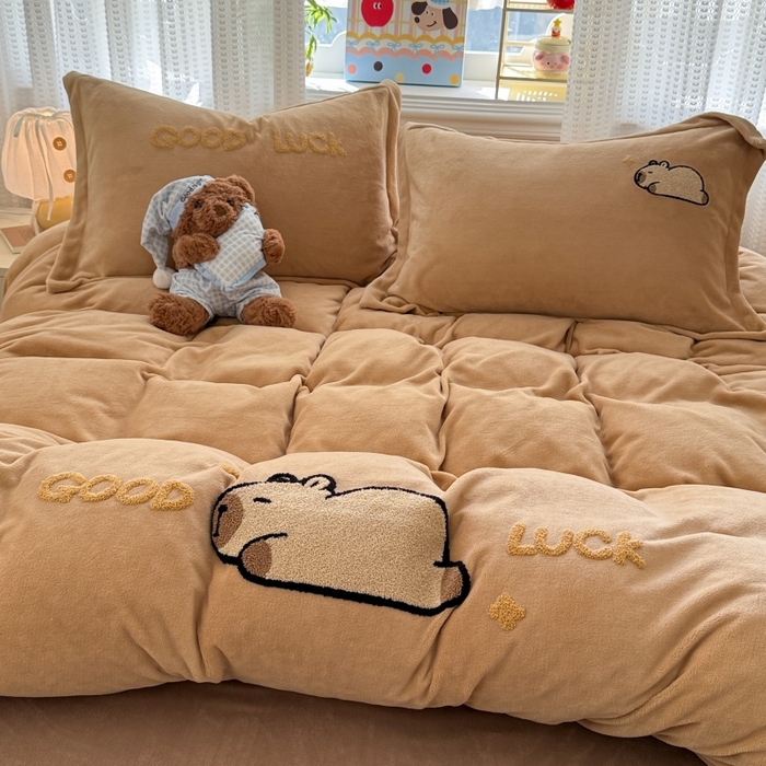 91家纺网 家纺一手货源 找家纺 （总）857家居  2026新款高克重牛奶绒刺绣四件套