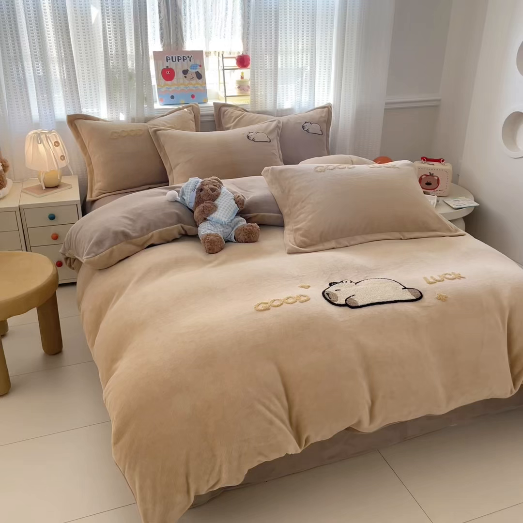 91家纺网 家纺一手货源 找家纺 （总）857家居  2026新款高克重牛奶绒刺绣四件套