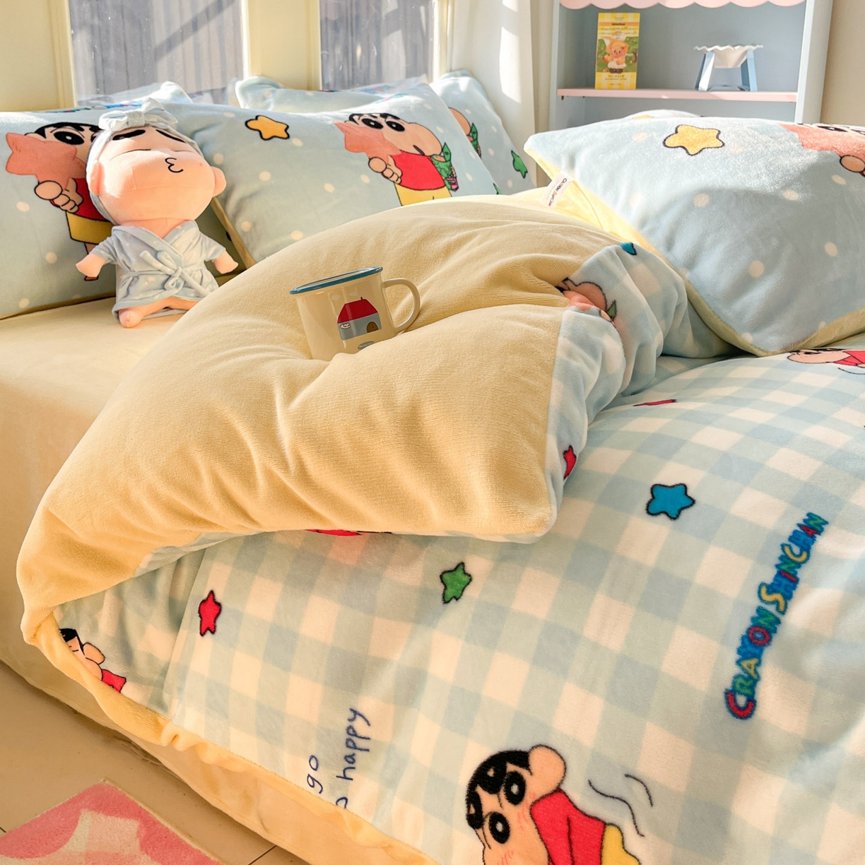 91家纺网 家纺一手货源 找家纺 桃子家居 2026新款A类蜡笔小新正版授权卡通加厚高克重牛奶绒系列四件套 绒-蓝格星星小新