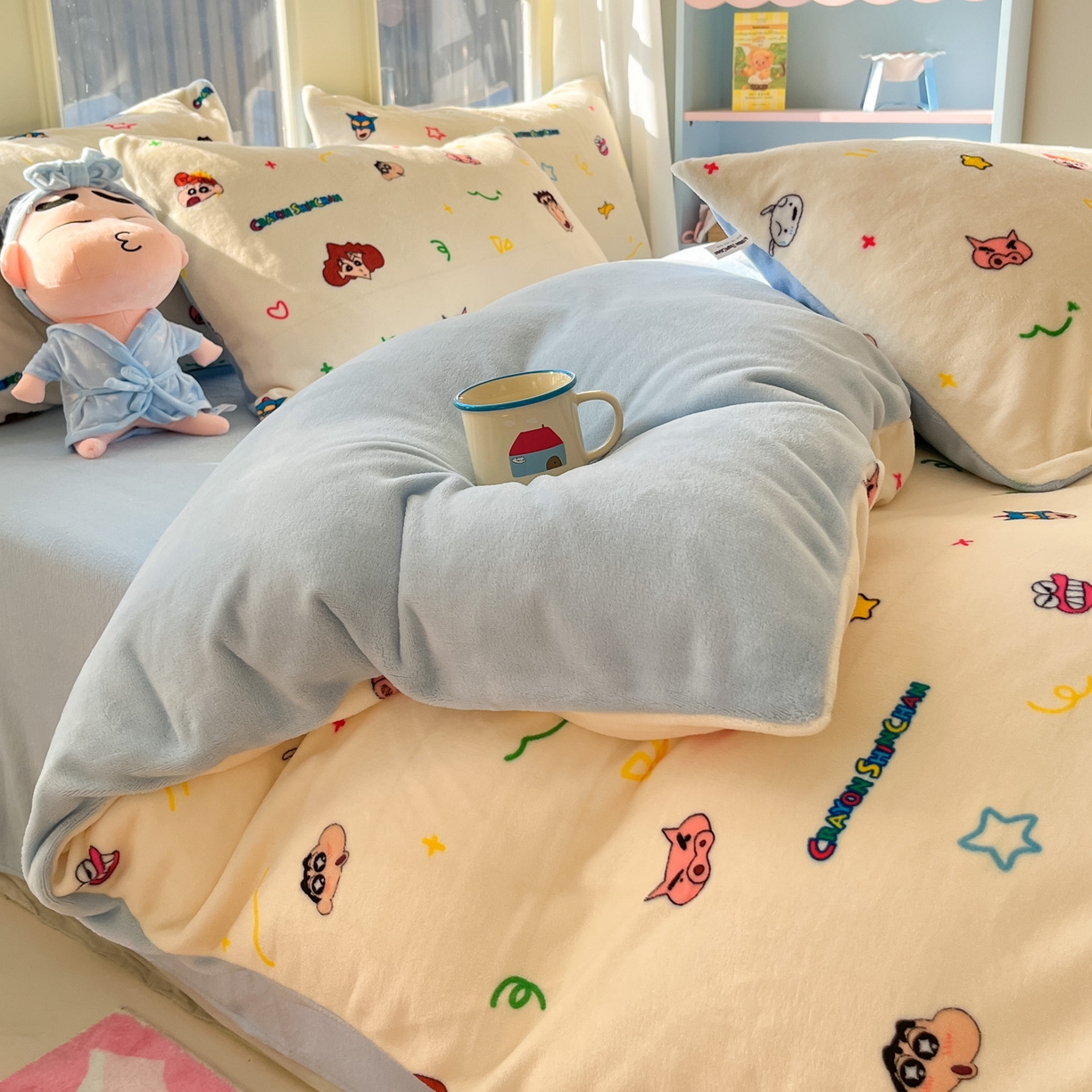 91家纺网 家纺一手货源 找家纺 桃子家居 2026新款A类蜡笔小新正版授权卡通加厚高克重牛奶绒系列四件套 绒-幸福小新