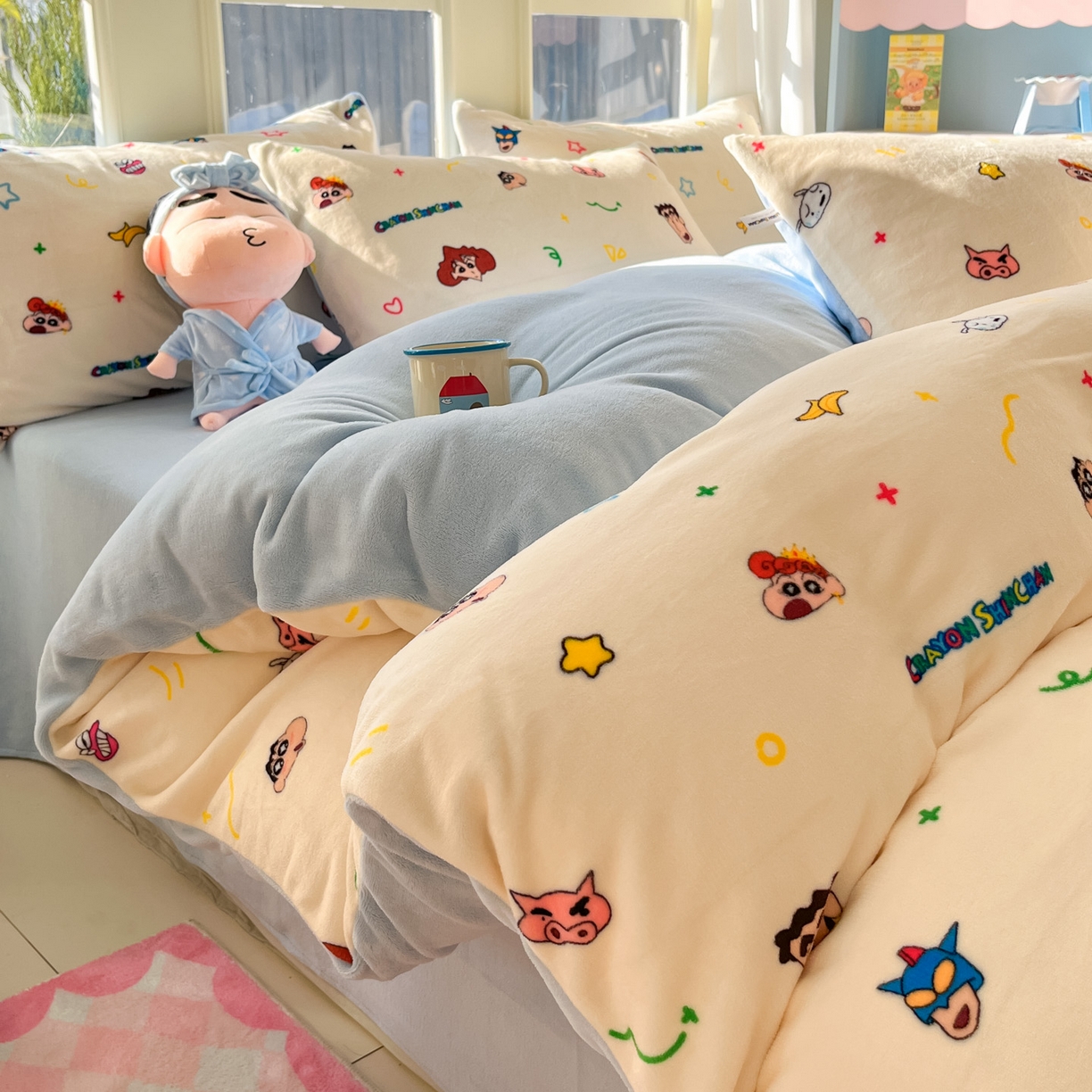 91家纺网 家纺一手货源 找家纺 桃子家居 2026新款A类蜡笔小新正版授权卡通加厚高克重牛奶绒系列四件套 绒-幸福小新