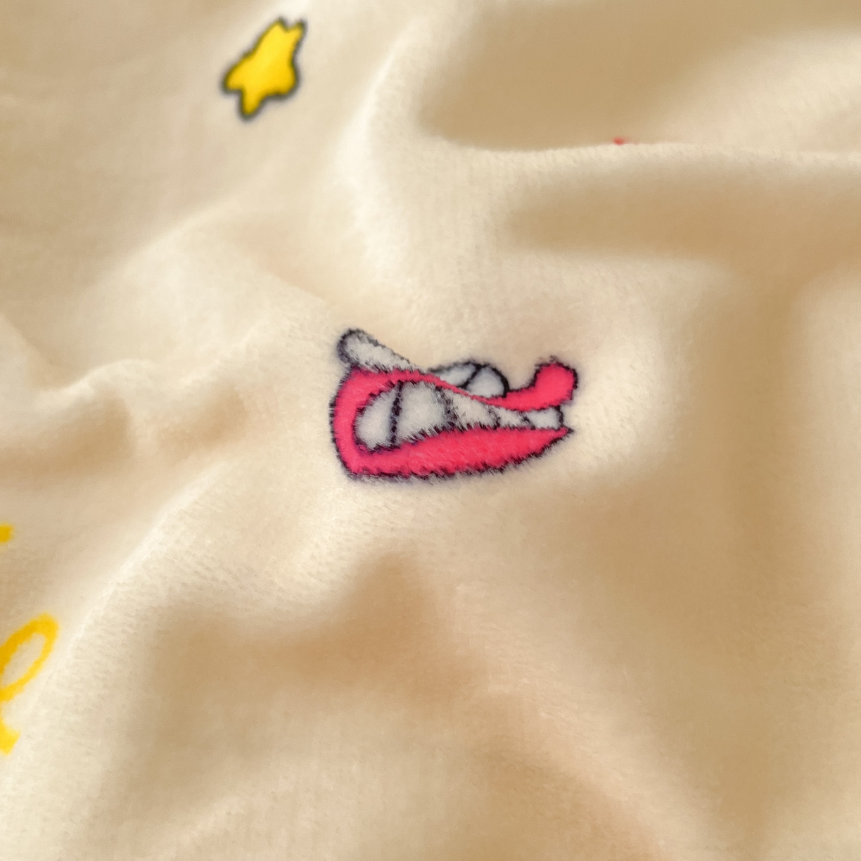 91家纺网 家纺一手货源 找家纺 桃子家居 2026新款A类蜡笔小新正版授权卡通加厚高克重牛奶绒系列四件套 绒-幸福小新