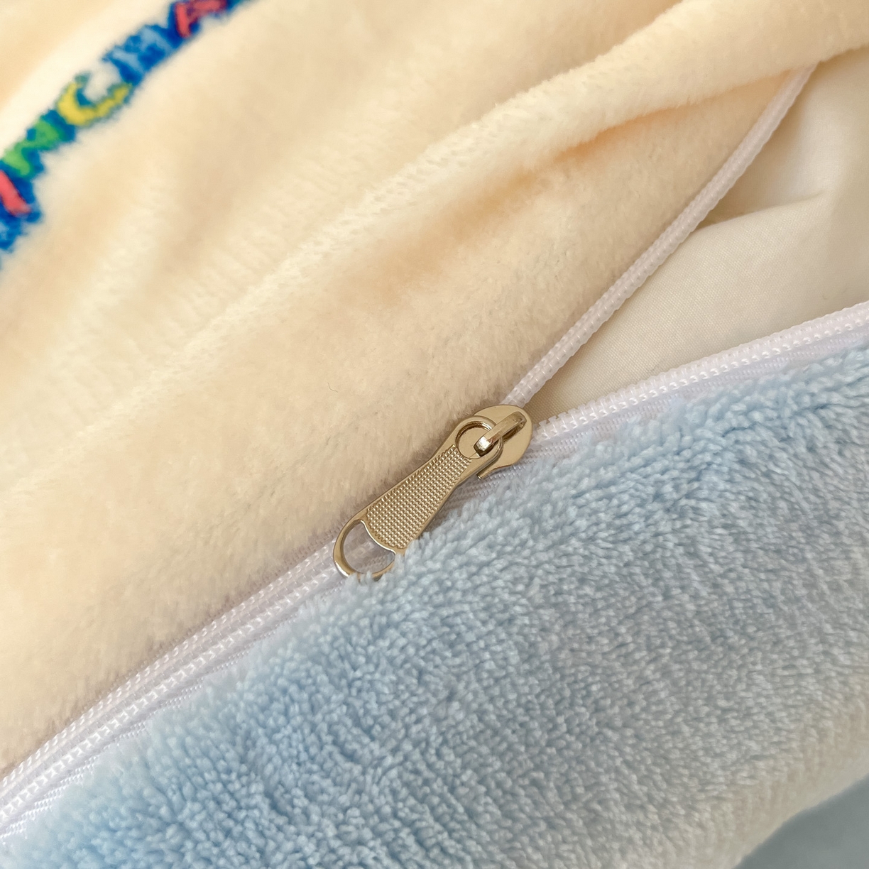 91家纺网 家纺一手货源 找家纺 桃子家居 2026新款A类蜡笔小新正版授权卡通加厚高克重牛奶绒系列四件套 绒-幸福小新