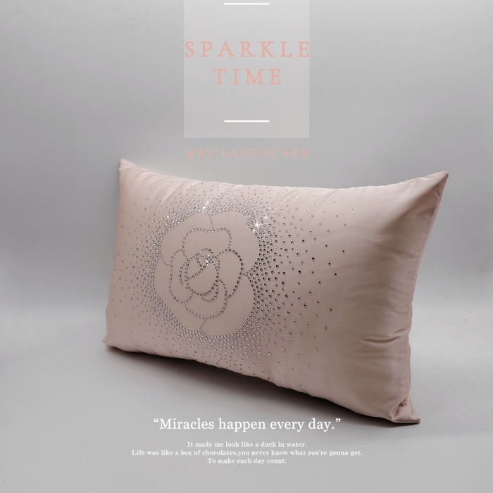 91家纺网 家纺一手货源 找家纺 澜屿 新款茶花轻颂镶钻小抱枕装饰枕腰枕枕芯 玉粉