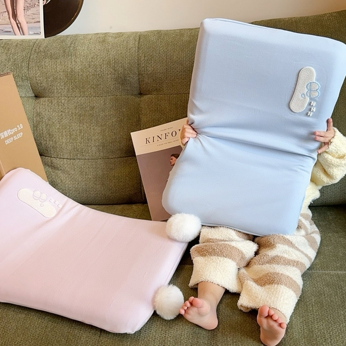 91家纺网 家纺一手货源 找家纺 兜米家居 2026新款酒店同款深睡儿童枕头3-12岁枕头枕芯吸湿透气颈椎枕 蓝色