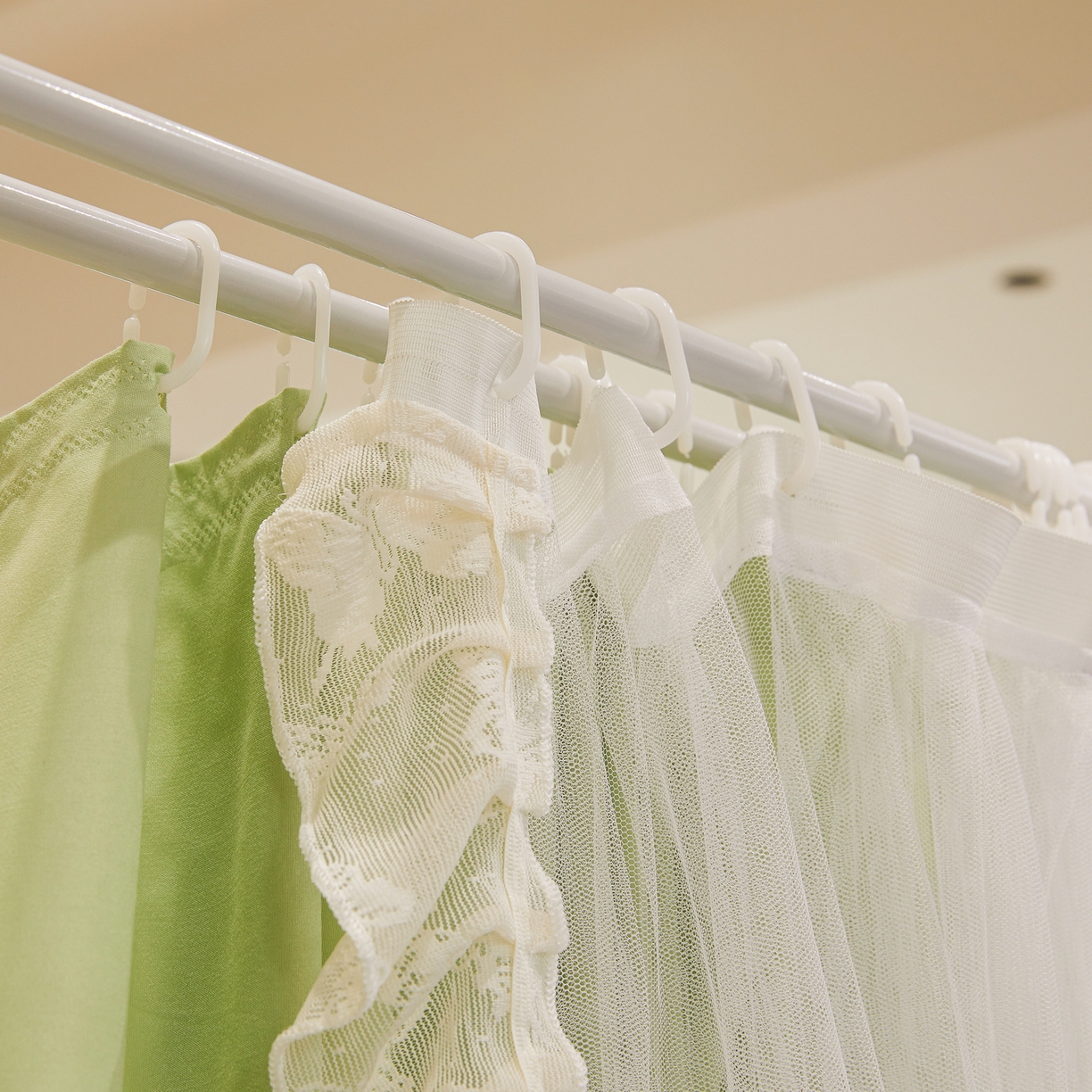 91家纺网 家纺一手货源 找家纺 艾晶美家纺有限公司 2026新款法式公主风 双杆双层落地床幔遮光蚊帐 蝶影栖纱-荷绿