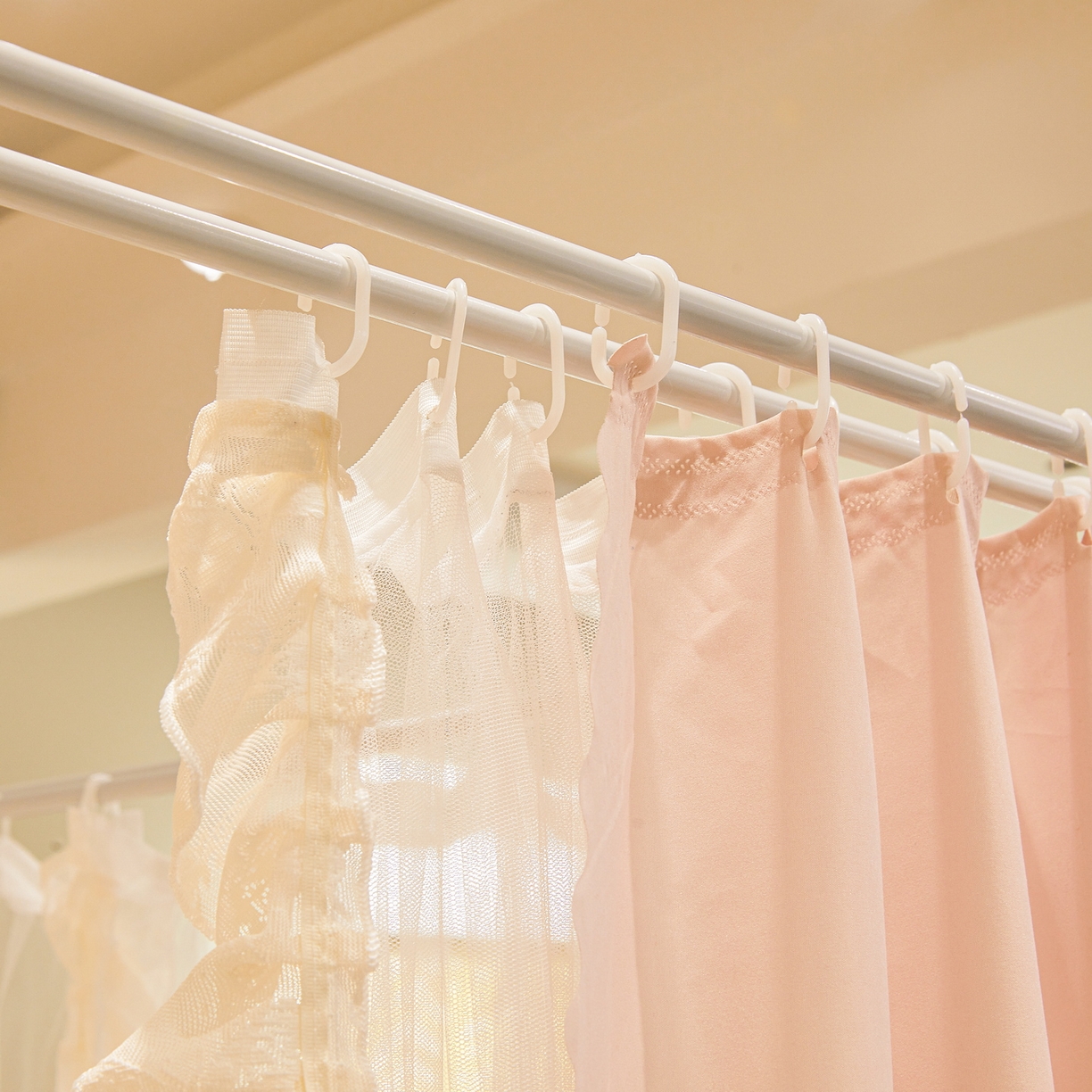 91家纺网 家纺一手货源 找家纺 艾晶美家纺有限公司 2026新款法式公主风 双杆双层落地床幔遮光蚊帐 蝶影栖纱-水粉